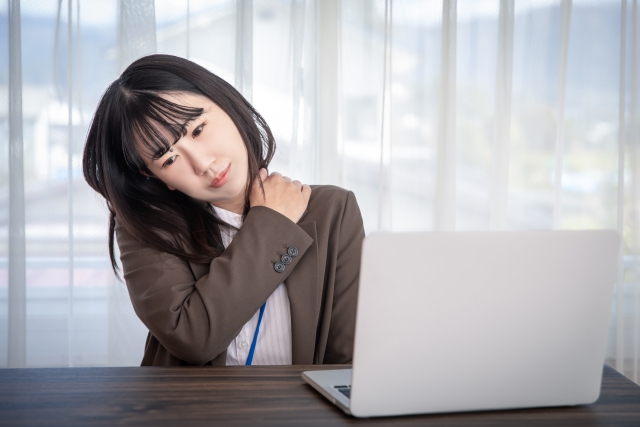 なぜ現代人は猫背になりやすいのか？